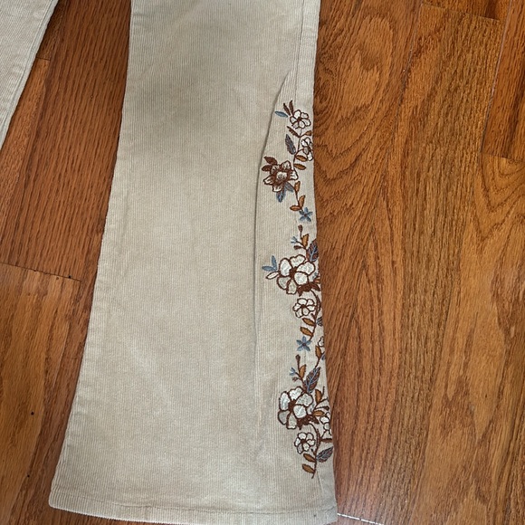 NWT FOREVER 21 KIDS CREAM MID RISE FLARE CORDUROY EMBROIDERED PANTS SIZE 11/12 - Picture 2 of 8
